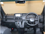 オシャレなインテリアで運転する気分も盛り上がりますよね^^