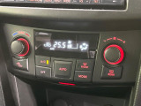 【オートエアコン】一度お好みの温度に設定すれば、車内の温度を検知し風量や温度を自動で調整。暑い&hellip;寒い&hellip;と何度もスイッチ操作をする必要はありません。快適な車内空間には必須の機能ですね♪