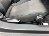 運転席にはドライバーの体型や好みに応じて前後方向だけでなく、高さの調整ができるシートリフターを装備!