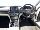 運転席周りのレイアウトをご覧ください。ナビゲーションが綺麗に装着されすっきり収まってますね!