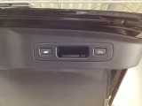 荷物を抱えていてもラクに開け閉め。Hondaスマートキーを持っていれば、開扉だけでなく、閉扉までをハンズフリーで行うことができます