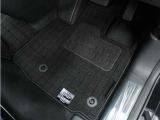 Honda認定中古車に新品の純正フロアマットを装着しました。気分よくドライブをお楽しみいただけます♪