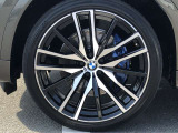 BMW純正22インチホイール。洗練されたデザインで、足元の個性を引き立てます。