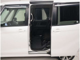 スライドドアは開口部も広く風の強い日なども隣の車両を気にする事なく開閉できます。 お子様の急なドア開けなどもなく安心です