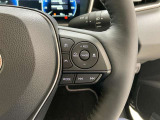 前方の車との車間を設定し、スピードを上げたり緩めたりを自動で行ってくれる追尾式の「レーダークルーズ」。上級装備の一つです!高級車にしかつかない嬉しい機能です。