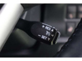 【クルーズコントロール】搭載です。オンにしておけば、高速道路などでアクセルを踏み続けなくてもセットした一定速度を維持してくれます。運転する方の負担を軽減し、疲労軽減に貢献してくれます。