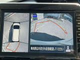上空から見下ろしているかのような映像をディスプレイに映し出し、スムースな駐車をサポートします。画面は「トップビュー」のほか「サイドブラインドビュー」への切り換えが可能。ますます安心です
