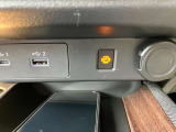 ◆ワイヤレス充電器/USB電源ソケット◆スマートフォンのワイヤレス充電器をセンターコンソールに装備!スマートフォンを置くだけで、USBコードを接続することなく手軽に充電を行えます。