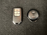 スマートキーを装備しています。鍵を差し込むことなくドアロックの開け閉めと、ボタン操作でトランクが開けられるトランクオープナーもついています。純正リモコンエンジンスターター用の操作キーもついています