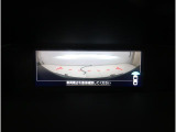 フロントビューカメラが捉えた映像は、車両前方だけでなく、運転席からは見えない左右のエリアもしっかり確認可能。視界を広げ、安全性を向上させます。