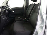 シックな色使いの運転席周りですね。すっきりとしたデザインで上品な色使いです。居心地の良い運転席長く座ってられるリラックスできるデザインがいいですね。
