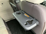 運転席・助手席後ろにカップホルダー付きのテーブルがあり、とても便利です!簡単に折りたたみできます♪後席の方も快適に過ごせます♪