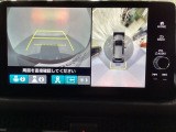 マルチビューカメラシステム搭載車です。お車の周囲を全方位でカバーします。後方・前方・両脇と、コンディションが悪い視界でもカラーモニターに映し出した映像がドライバーをサポートします。