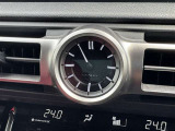 高級感のあるアナログ時計が装備されています!