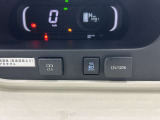 充電用USB端子と、シガーソケット電源が用意されております。