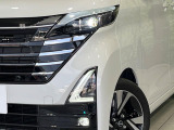 【LEDヘッドライト】悪天候や夜間走行時も良好な視界を確保し安心して運転できる高輝度LEDヘッドライトを装備!点灯速度が早く、消費電力も抑えられています。