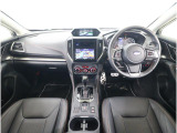 ■視界良好で運転しやすいコックピットです。シンプルで操作性の良いインパネ回りにデザインされ、SUBARUは安全性能に徹底的にまでこだわった視界設計を行っています。
