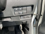 運転席ハンドル右側に様々な安全装置等のスイッチがございます。