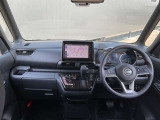 大きなフロントガラスで視界も広く運転しやすいですよ。