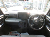 運転席は思っているよりも広々!窮屈さはありません!