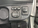 狭い駐車場で便利な電動格納ドアミラーが付いています。