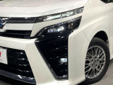 【LEDヘッドライト】悪天候や夜間走行時も良好な視界を確保し安心して運転できる高輝度LEDヘッドライトを装備!点灯速度が早く、消費電力も抑えられています。