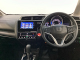 車内は光触媒抗菌消臭施工済です。インパネ周りはスタイリッシュなデザインで機能や装備も充実しています。グローブボックスやカップホルダーのほかにトレーなどたくさんの収納スペースが付いています。