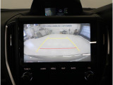 ■リヤビューカメラの映像です。ステアリング連動ガイドラインが、後退時の予想進路を表示し、運転のサポートを致します。