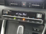 【オートエアコン】車内温度を感知して自動で温度調整をしてくれるのでいつでも快適な車内空間を創り上げます!どの席に座っても快適なドライブが楽しめます♪