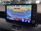 【バックカメラ】駐車時に後方がリアルタイム映像で確認できます。大型商業施設や立体駐車場での駐車時や、夜間のバック時に大活躍!