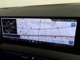 【純正ナビゲーション】BMWのナビゲーションは操作性も良く、詳細な地図情報と交通状況を見やすく表示し、快適なドライビングをサポートしながら目的地までナビゲートします。