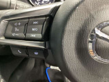 上質さを感じる本革巻きステアリングです。クルーズコントロール等のスイッチが装備されています。お手元で簡単に操作できます☆