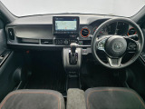 運転に集中しやすいよう、必要な機能がすっきりと配置されたインパネです。