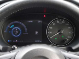 【メーターパネル】素早く車の情報が読み取れる、視認性に優れたシンプルなデザインのメーターパネルです。