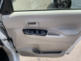 パワーウィンドウとなっています。運転席はオートになっているのでワンタッチ開閉することが出来ます。