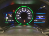 ハイブリット車専用のメーターです。中央のスピードメーターより左右のサブデスプレイで燃費や動力伝達などの情報が見れるようになっています。