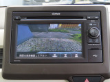リアワイドカメラシステム!従来の視野に加えて、後方側方を約180&deg;まで見えるワイドビューと、後方を真上から見たような視野で駐車時などに便利なトップダウンビューの3つの視野があります!