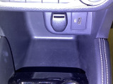 車内で便利な電源供給。【アクセサリーソケット】で、スマートに充電!