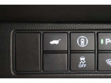 パワーテールゲート装備!荷物を持っていてもスイッチ一つでテールゲートの開閉が可能です!パワーテールゲートは運転席からも操作することが可能です!