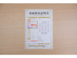 【車輌検査証明書】店頭にてクルマの状態が一目で分かる検査証明書を公開中。トヨタ認定検査員が厳しく査定し、状態を点数と図解で表示しています。修復歴はもちろん、傷やヘコミの箇所や程度がご確認いただけます。