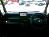 大きなフロントガラスで広々とした視界の運転席まわりです。