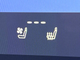 【シートヒーター&ベンチレーション】夏場は涼しい風でお尻や背中の熱やムレを防ぎ、冬はエアコンよりも早く温まってポカポカに!季節を問わず快適に過ごせます。