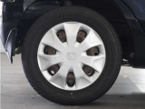 ◆純正ホイール装着車◆シンプルなデザインのホイールキャップ付きです。