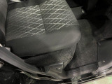 痛みの出やすい運転席シートの角、フロアマット、座面、ともに良好です