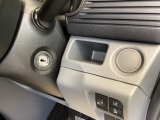 エンジンはイグニッションにキーを差し込むことで始動します。