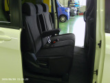 2列目シートもゆったり快適に座っていただけますので、後部座席にお乗りの大切な方も楽しくドライブに参加していただけます。もちろんチャイルドシートの取り付けにも対応します。