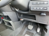 駐車ブレーキは指で操作する電動式です