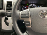 運転中、オーディオの操作をしてて、ハッとしたことはありませんか?ステアリングスイッチは、運転中でもハンドルでオーディオの操作が可能です。安全なドライブをサポートします。