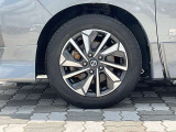 純正アルミホイール。タイヤサイズは195/60R16です。