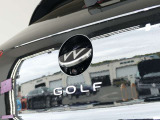 バックカメラ始動時にはVWのエンブレムが動いてカメラがボディの中心位置で映し出します。